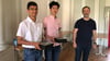 Schulleiter Frank Oßwald (r.) überreichte den Eltklässlern Gurkirat Singh (l.) und Kim Bao Chu  bei der Schülervollversammlung am Donnerstag den Sirius-Preis „Heller Stern für helle Köpfe". 