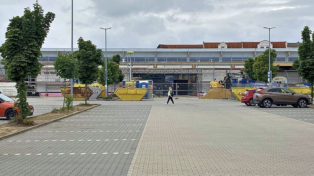 Durch die Umbauarbeiten rückt der Rewe Markt in Schönebeck zwar nach vorn, die Parkflächen sollen aber in gleicher Anzahl erhalten bleiben.
