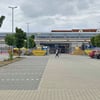 Durch die Umbauarbeiten rückt der Rewe Markt zwar nach vorn, die Parkflächen sollen aber in gleicher Anzahl erhalten bleiben. 