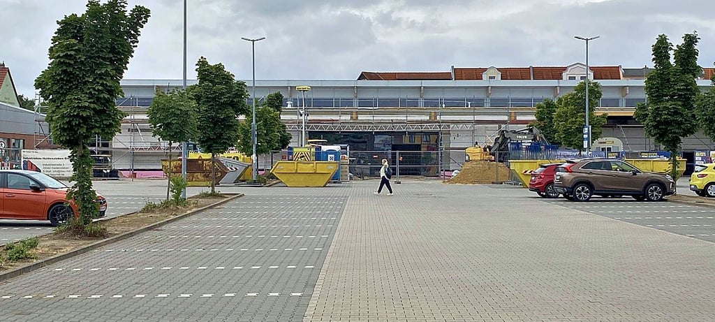 Durch die Umbauarbeiten rückt der Rewe Markt zwar nach vorn, die Parkflächen sollen aber in gleicher Anzahl erhalten bleiben.