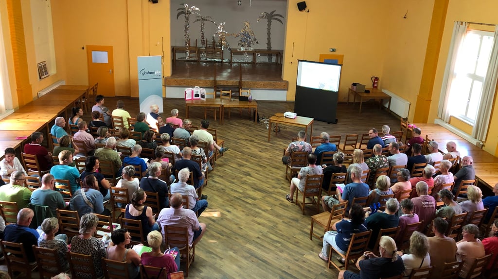 Großes Interesse: Der Saal im Gröbitzer Dorfgemeinschaftshaus war bei der Informationsveranstaltung von GlasfaserPlus am Mittwoch gut gefüllt.