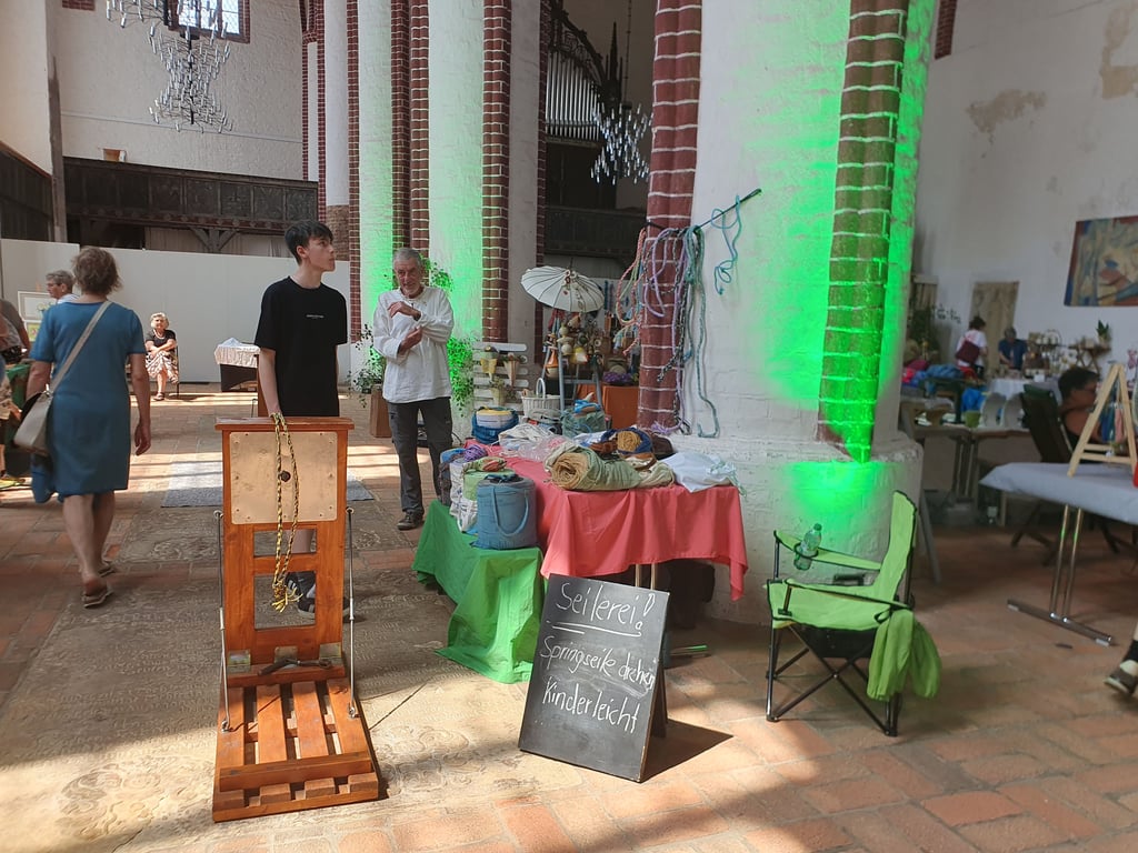  In der Mönchskirche lädt ein Kunsthandwerkermarkt zum Stöbern ein.