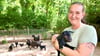 Ina Salewksi, Mitarbeiterin des Tiergartens in Bernburg, hält eines der insgsamt zwölf Ziegen-Lämmer auf dem Arm.
