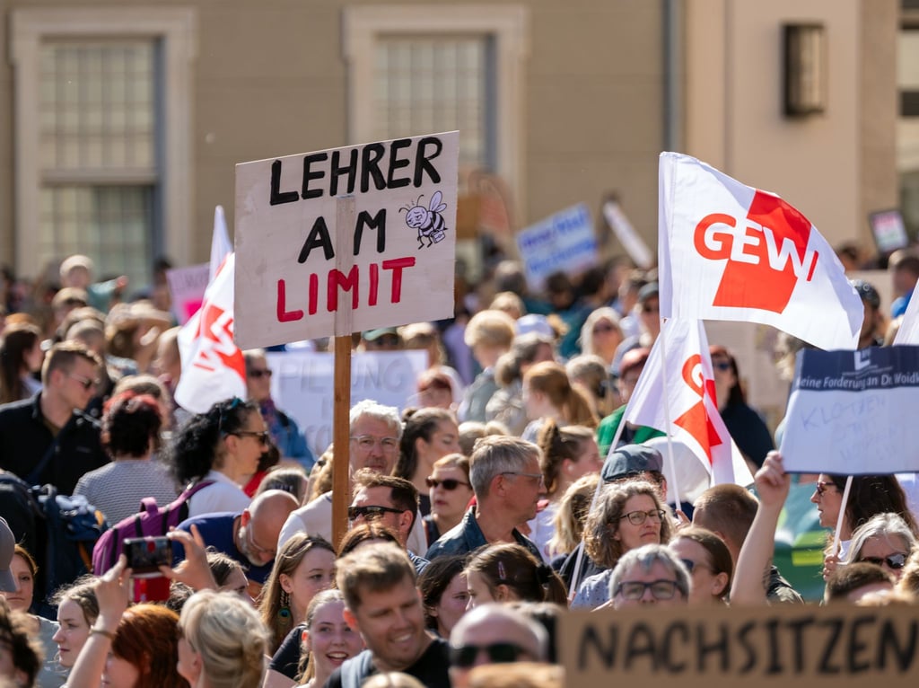Die Bildungsgewerkschaft GEW zeigt sich offen für Gespräche über Lehrerstellen, bleibt aber bei ihrer Kritik am Haushalt (Archivbild).