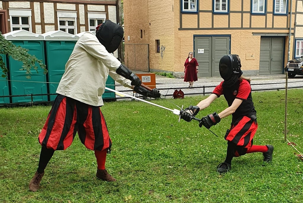 Schwertkampfvorführungen gibt es vor der Marienkirche.