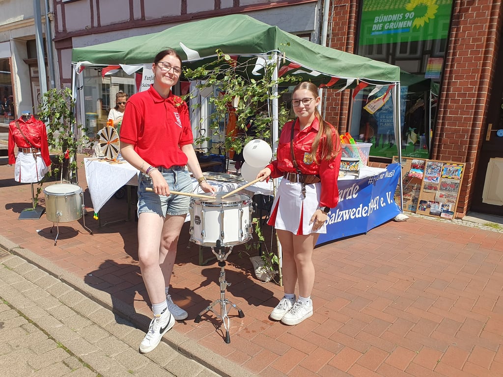 Marleen Kapanke und Amy Dähnhardt stellen die Fanfarengarde vor.