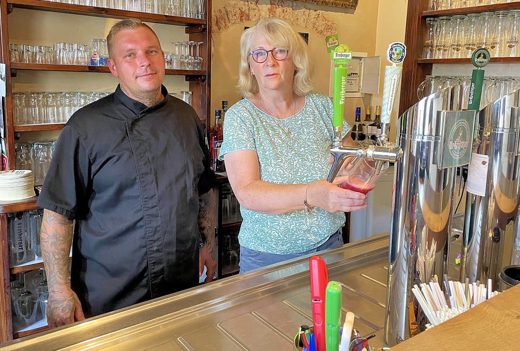 „Lehnshof“-Inhaberin Angelika Stuckert und Koch Tino Zürch haben am Tresen der Gaststätte voll zu tun. In Kürze wird die Gastronomie in Roßdorf aber aufgegeben.