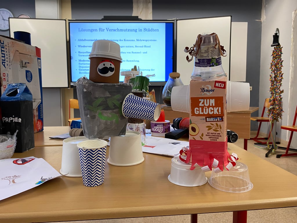 Roboter aus Plastik und anderem Müll: Das Schulfest widmete sich der "Nachhaltigkeit".