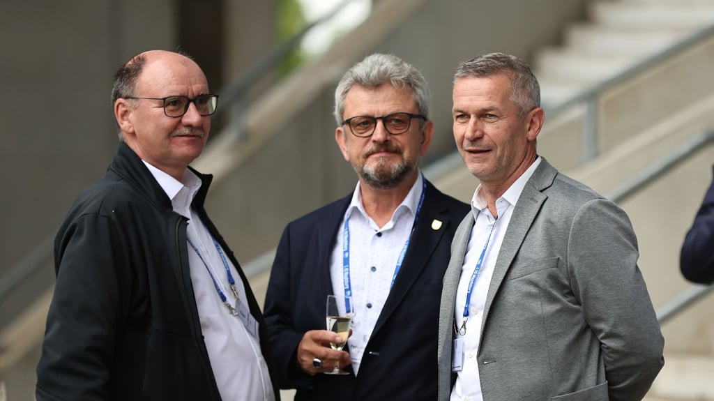 Beim Clubpicknick unterhielt sich Mario Kallnik (r.) unter anderem mit FCM-Ehrenpräsident Peter Fechner (Mitte).
