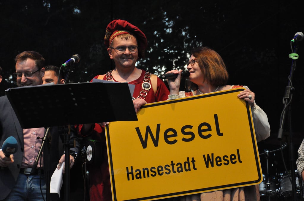 Ulrike Westkamp überreichte Olaf Meining ein Ortseingangsschild von Wesel.