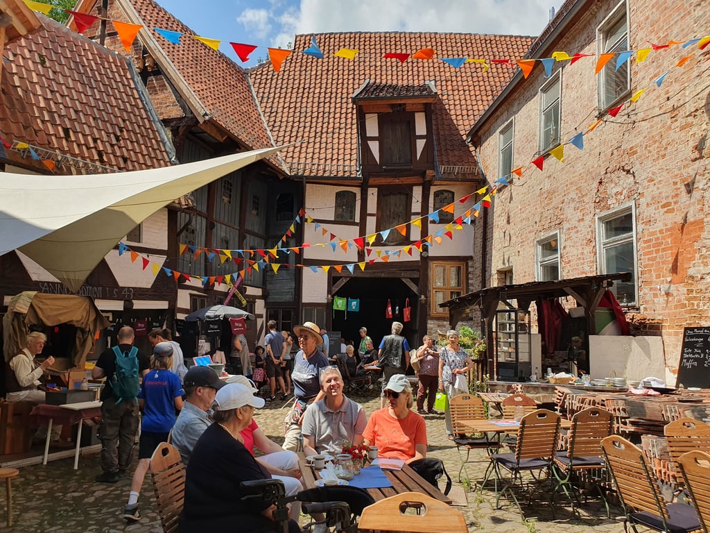  Auf dem Bürgermeisterhof lohnt sich eine Pause zum Kaffeetrinken, Klönen und Stöbern .