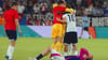 Nick Woltemade (unten) und die U21 verpassen den EM-Titel.