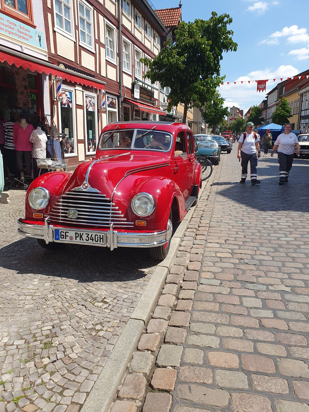 Die Mitglieder des Vereins Vereins Fuhrpark-Ost-West präsentieren ihre Schätze auf der Neuperverstraße und an der Alten Jeetze.