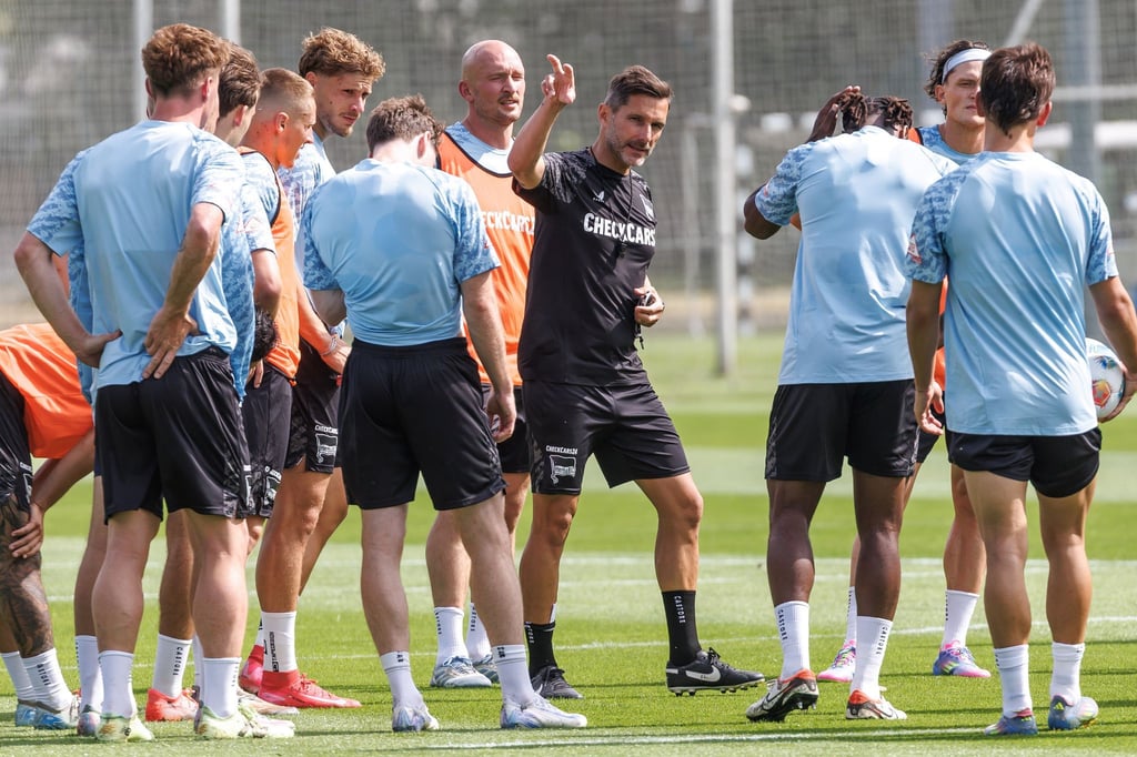 Hertha-Trainer Stefan Leitl (Mitte) setzt vor allem auf physische Parameter in der Vorbereitung