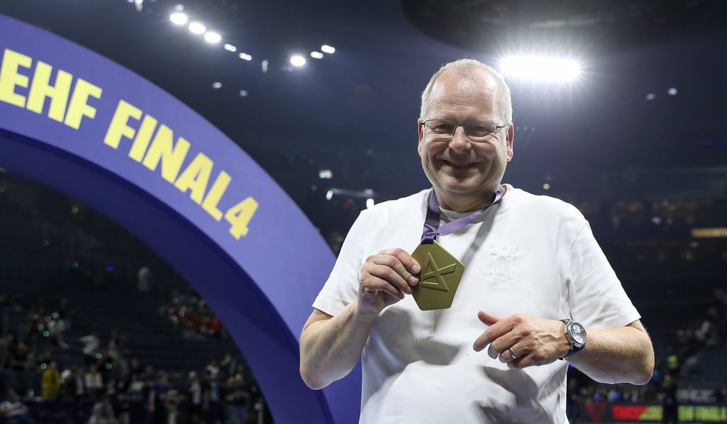 Stolz zeigt SCM-Geschäftsführer Marc-Henrik Schmedt die goldene Medaille für den Gewinn der Champions League.