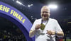 Stolz zeigt SCM-Geschäftsführer Marc-Henrik Schmedt die goldene Medaille für den Gewinn der Champions League. 