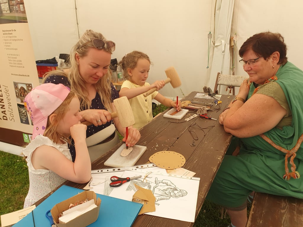  Lina und Charlotte bastelten bei den Langobarden mit ihrer Mama Marlen Lederbeutel.