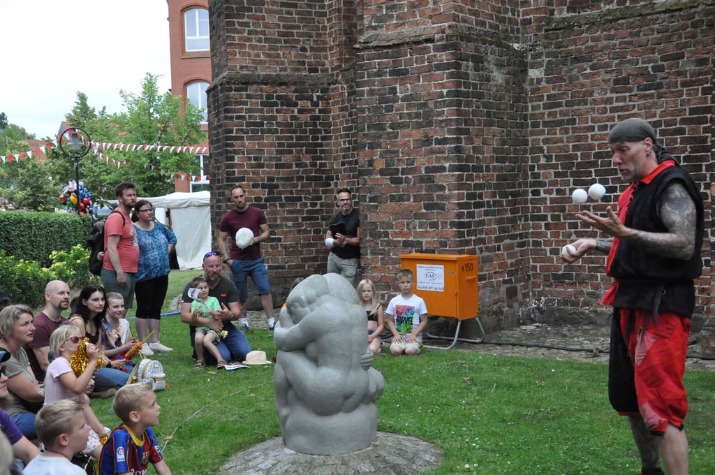 Gaukelei gab es auf dem Mittelalter-Markt vor dem Rathaus.