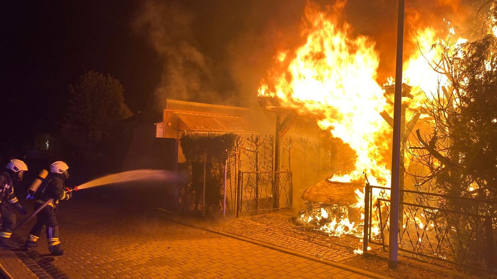 Ein Pkw- und Carportbrand im Drosselweg hat die Ascherslebener Feuerwehr am spätenSonnabendabend gefordert.