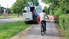 Der Radweg nach Borstel entlang der Osterburger Straße ist seit Monaten stellenweise gesperrt.