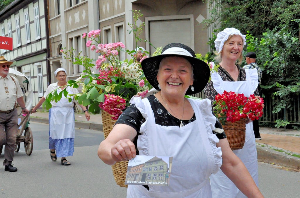 Der Arbeitskreis Salzwedeler Altstadt machte beim Umzug auf seinen Beitrag zum Erhalt der historischen Innenstadt aufmerksam.