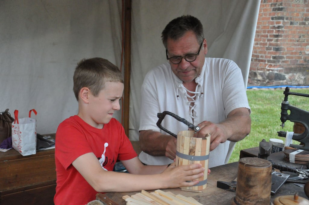 Jan aus Salzwedel fertigte gemeinsam mit Mittelalterböttcher Heino Glantz einen Holzbehälter.