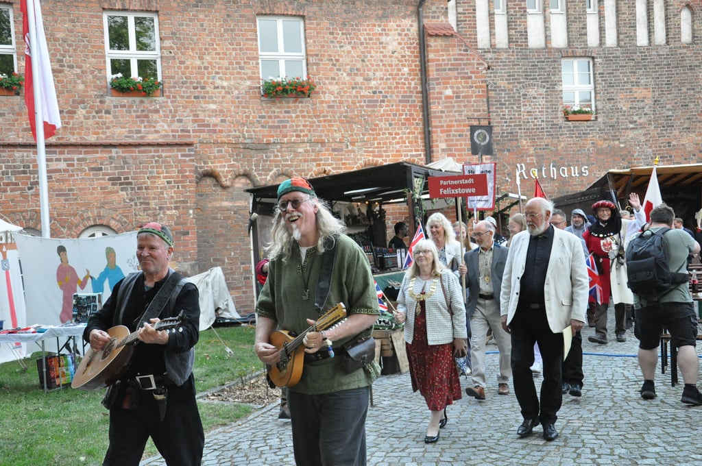 Heimatfest Salzwedel: Lothar Merz und Tancred Schmidt führten als Spielleute den Geleitzug am Freitag an. Ihnen folgten Norbert Lazay und Councillor Corrine Franklin.