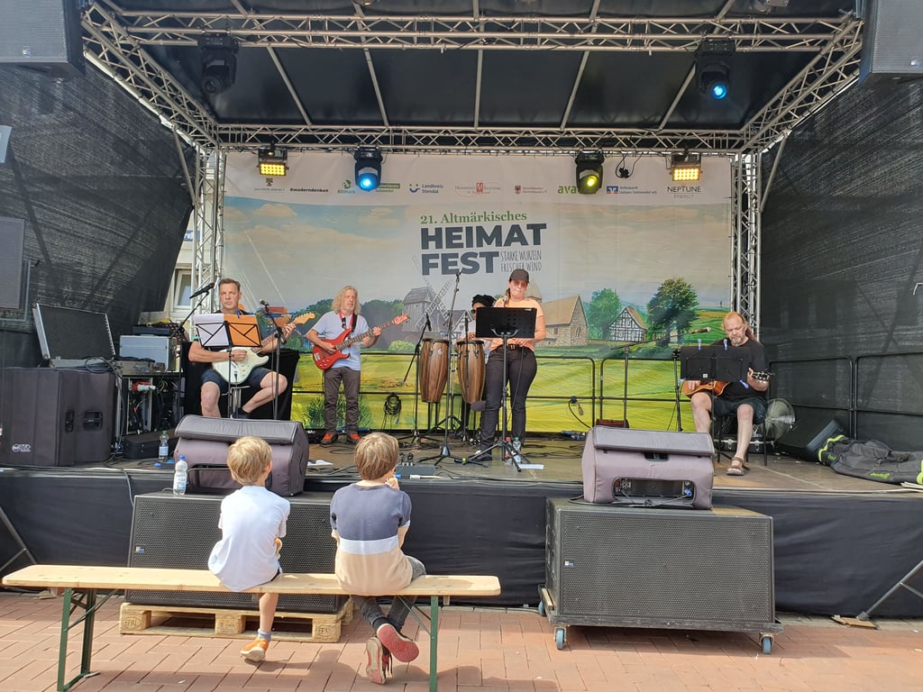  Die Band Gegenspieler spielt auf dem Rathausturmplatz Pop- und Rocksongs.