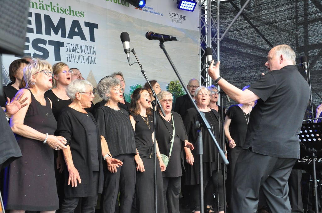 Der German Folk and Gospel Chor  begeisterte am Sonnabend auf der Bühne am Rathausturm
