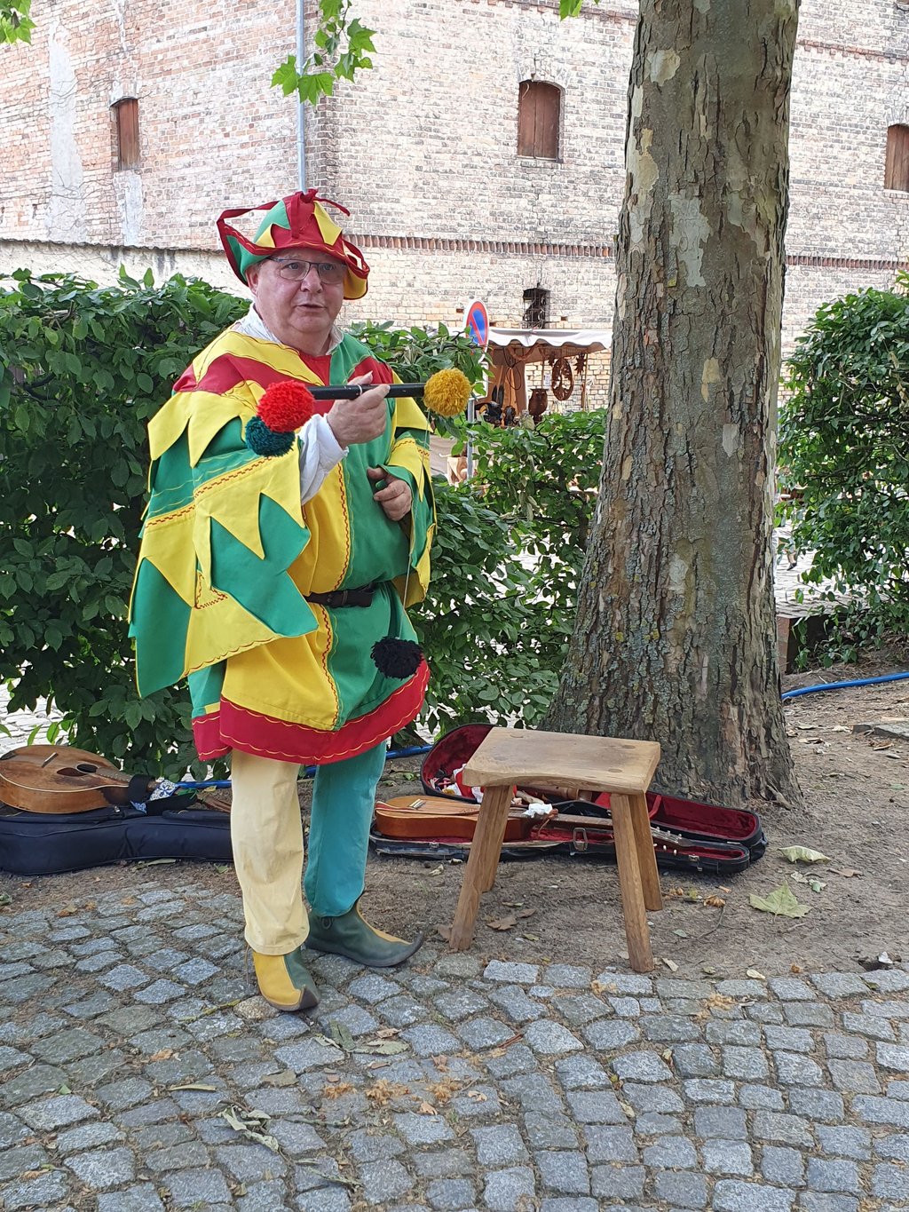 Lautenhals der Gaukler treibt mit den Gästen seine Späße.