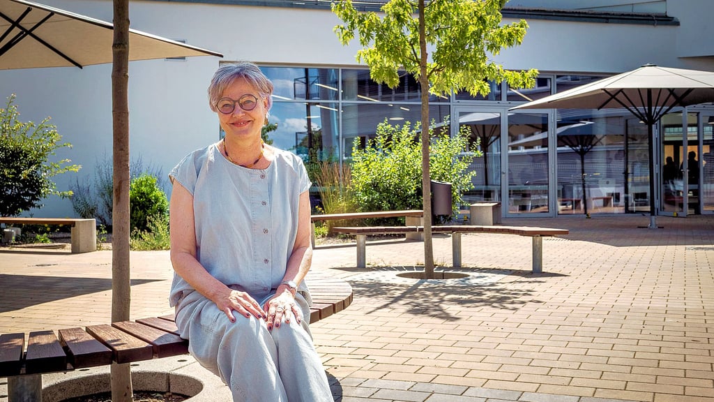 Dagmar Riwaldt war zehn Jahre lang die Leiterin der Europaschule Gymnasium Gommern. Nun ist sie in den Ruhestand verabschiedet worden. Im Hintergrund sieht man einen Teil des Schulanbaus, für den sie sich unermüdlich eingesetzt hat und der das Gymnasium zu einem modernen Lernort gemacht hat.