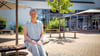 Dagmar Riwaldt war zehn Jahre lang die Leiterin der Europaschule Gymnasium Gommern. Nun ist sie in den Ruhestand verabschiedet worden. Im Hintergrund sieht man einen Teil des Schulanbaus, für den sie sich unermüdlich eingesetzt hat und der das Gymnasium zu einem modernen Lernort gemacht hat. 