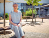 Dagmar Riwaldt war zehn Jahre lang die Leiterin der Europaschule Gymnasium Gommern. Nun ist sie in den Ruhestand verabschiedet worden. Im Hintergrund sieht man einen Teil des Schulanbaus, für den sie sich unermüdlich eingesetzt hat und der das Gymnasium zu einem modernen Lernort gemacht hat. 