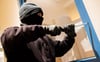 <source>Symbolfoto: Daniel Bockwoldt/dpa<sha1>h5dUF22QSh7zZ1dozf4Yq12b6b3</sha1><p>An diesem Wochenende gab es gleich <a href="https://www.volksstimme.de/lokal/magdeburg/einbruch-in-optiker-in-der-magdeburger-innenstadt-4074598">mehrere Einbrüche in Geschäfte</a> in Magdeburg. In der Nacht zum Samstag, 28. Juni, wurde gegen 5 Uhr in einen Baumarkt in der Salbker Chaussee eingebrochen.</p><p>Die bislang unbekannten Täter verschafften sich unter Einsatz eines Gegenstandes gewaltsam Zutritt zu dem Markt, wie die Polizei in einer Presseinformation mitteilt. Dort entwendeten die Täter schließlich zwei E-Bikes aus dem Verkaufsraum und entfernten sich anschließend. Weitere Informationen zur Schadenssumme sind derzeit nicht bekannt. </p><h2>Spuren wurden am Tatort in Magdeburg gesichert</h2><p>Am Einsatzort sicherte die Polizei Spuren und leiteten ein entsprechendes Ermittlungsverfahren ein. Das Polizeirevier Magdeburg sucht zur weiteren Aufklärung der Tat nach Zeugen und nimmt Hinweise zum Tatgeschehen telefonisch unter 0391/546 32 95 oder per E-Revier unter www.polizei.sachsen-anhalt.de/das-sind-wir/polizei-interaktiv/e-revier online entgegen.</p>