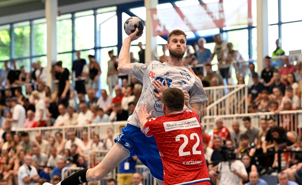 Yannick Danneberg setzt sich hier gegen Dennis Szczesny durch und war mit acht Toren bester Werfer des Dessau-Roßlauer HV.
