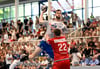 Yannick Danneberg setzt sich hier gegen Dennis Szczesny durch und war mit acht Toren bester Werfer des Dessau-Roßlauer HV.