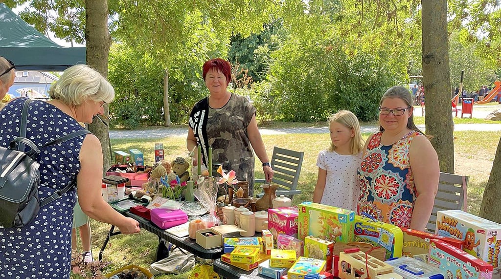 Conny, Emma und Nicole erwischten ein schattiges Plätzchen - sie trödelten zusammen als Hausgemeinschaft.