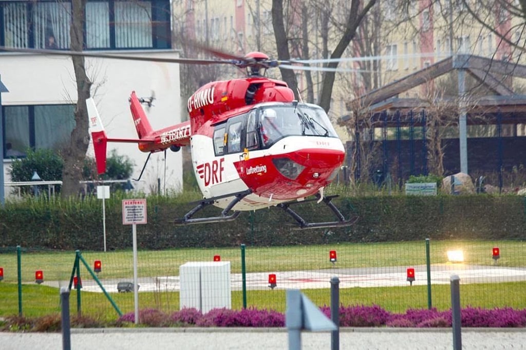 Die schwer verletzte Frau wurde mit einem Hubschrauber von Bobbau aus in eine Spezialklinik geflogen.