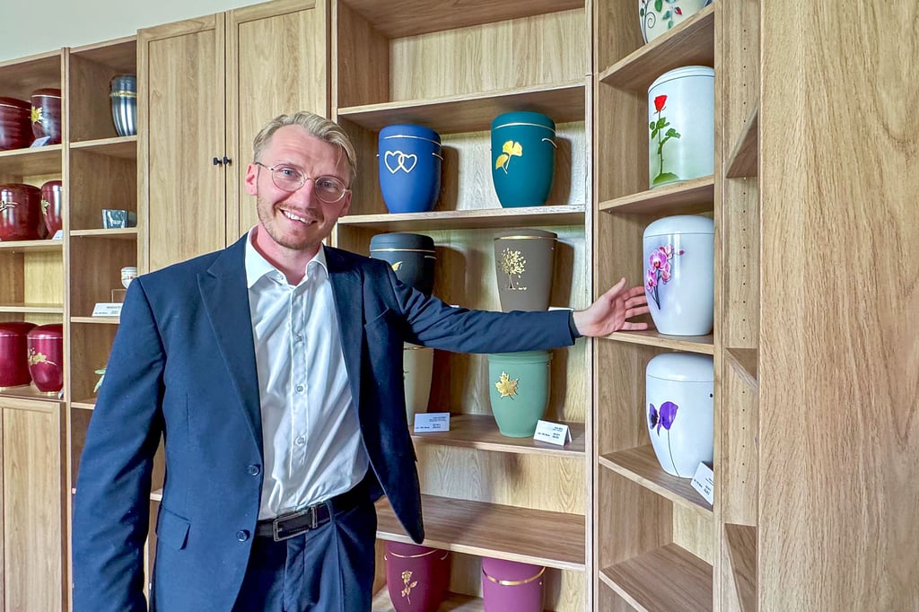 Florian Dreblow ist frisch gebackener Unternehmer und mit seinem Bestattungshaus jetzt in die Neumarktstraße gezogen. Von Kunden werden vor allem Urnenbestattungen nachgefragt. Das Unternehmen besteht aus der Filiale in Zeitz und einer in Crossen. Dreblow beschäftigt fünf Mitarbeiter.