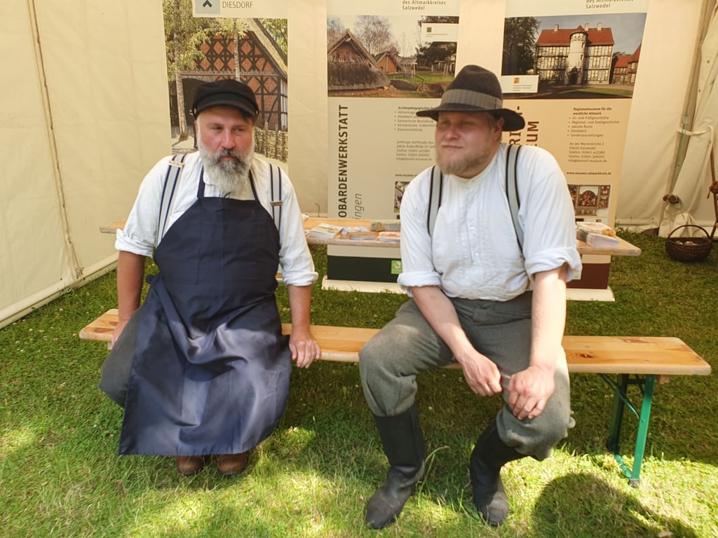 Der Vorsitzende des Fördervereins für das Diesdorfer Freilichtmuseum, Thomas Ingwerth (links) und Museumsmitarbeiter Niels Reidel informieren über das Museum, und lassen die Gäste Wäsche waschen wie vor 100 Jahren.
