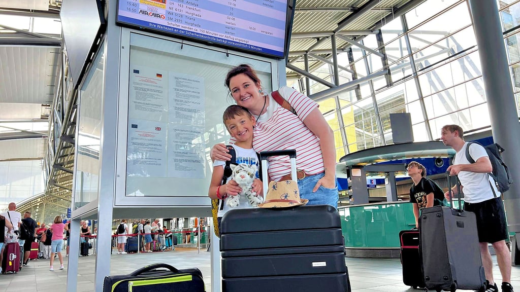 Drei Stunden Verspätung: Eigentlich wollten Luise und Paul am Abend in Hurghada sein. Durch die Verspätung wird daraus nichts.