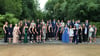 Vor der Zeugnisübergabe trafen sich die Schüler des Jahrgangs mit ihren Klassenlehrern zum Gruppenfoto auf den Stufen des Stadtparks. 