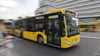 Am Samstag verletzte sich eine Frau bei einem Unfall mit einem Bus schwer. (Symbolbild)