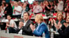 Die SPD-Vorsitzenden Klingbeil und Bas applaudieren beim Parteitag nach der Abstimmung über die Vorbereitung eines AfD-Verbotsverfahrens.