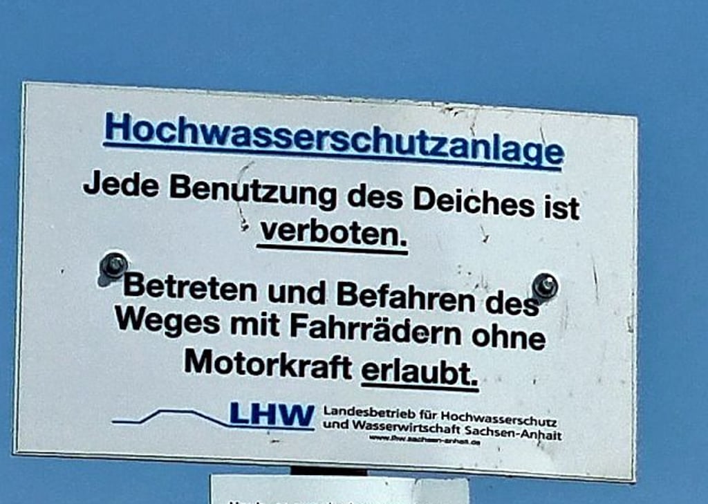 Unterschiedliche Schilder des LHW auf dem Elberadweg im Landkreis Stendal sagen nicht eindeutig, ob E-Bikes erlaubt sind.