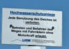 Unterschiedliche Schilder des LHW auf dem Elberadweg im Landkreis Stendal sagen nicht eindeutig, ob E-Bikes erlaubt sind.