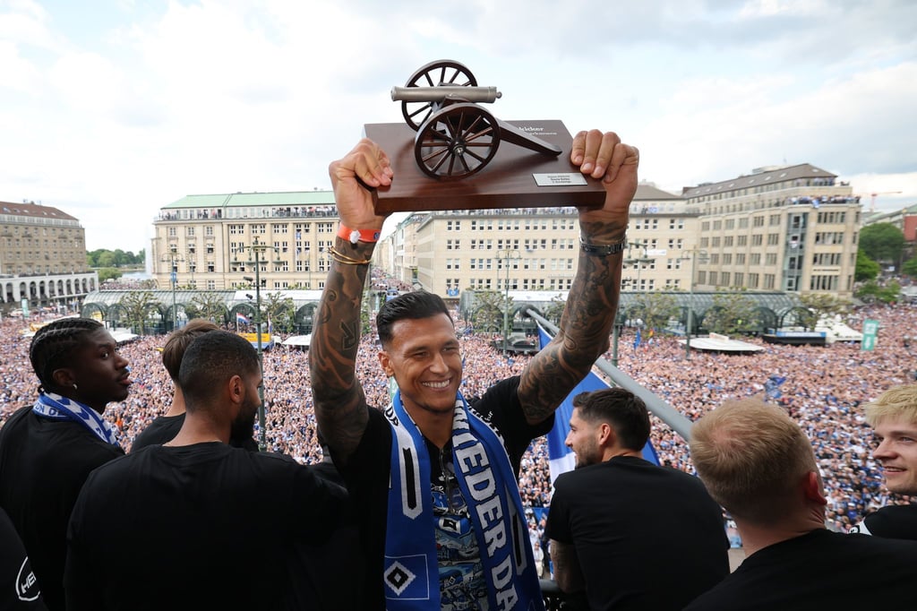 Noch im Mai als HSV-Aufstiegsheld gefeiert, jetzt fehlt er: Torjäger Davie Selke