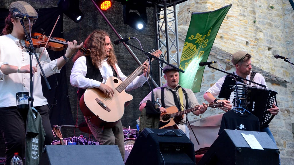 Die Band "Clomac Noise" kommt aus dem Wolfsburger Raum und verbindet traditionelle keltische Klänge mit dem einen oder anderen bekannteren Partysong.