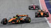 Lando Norris (l) und Oscar Piastri (m) mal wieder an der Spitze.