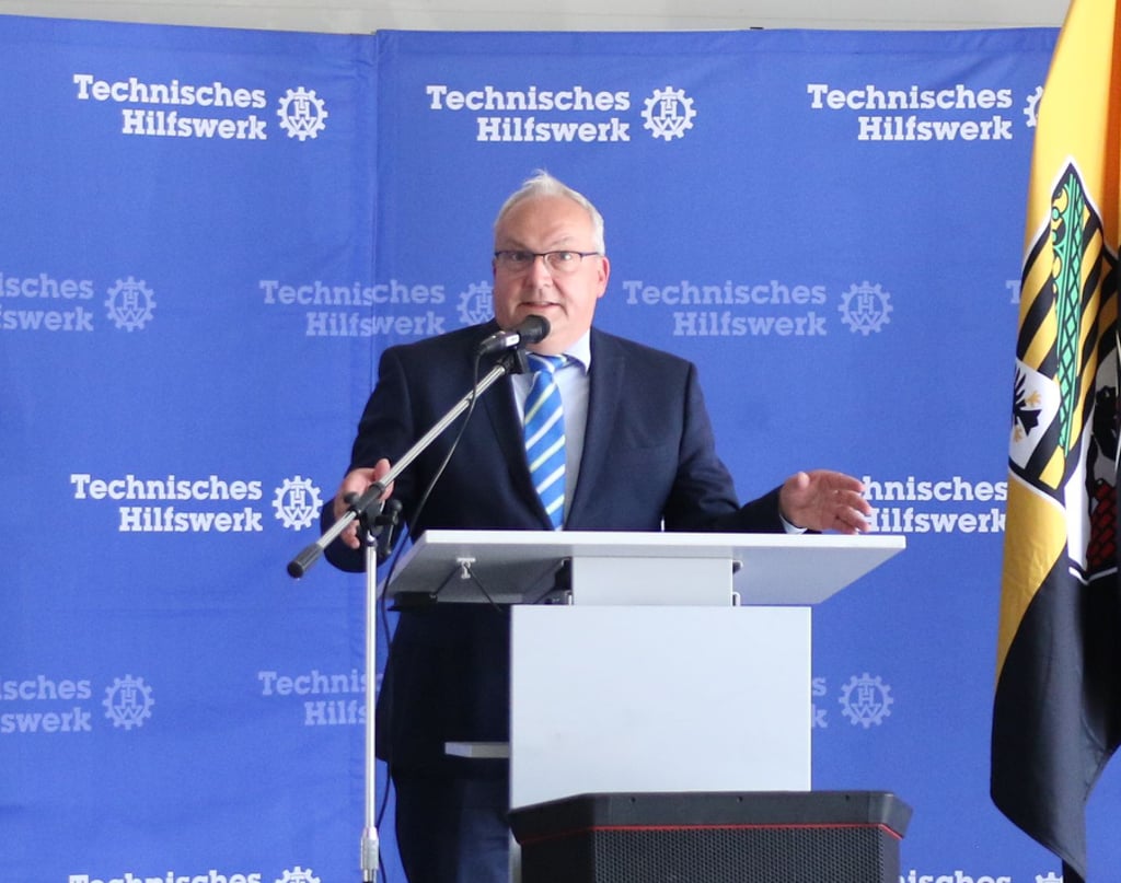 Der stellvertrtende Oberbürgermeister Axel Kleefeldt schilderte einen Einsatz, bei dem er die Helfer des THW erlebt hatte.